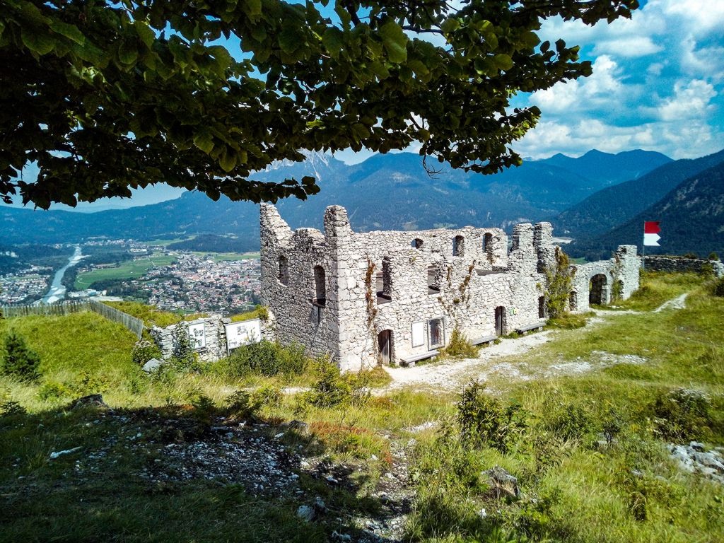 Festung Schlosskopf - Reutte - Leider dauerte ihr aktives Dasein nur bis 1782, - © <a href="https://papa-wanderwolle.jimdofree.com/2020/10/06/burgenrunde-auf-dem-ehrenberg/" target="_blank">Wolfgang Berres auf papa.wanderwolle</a>